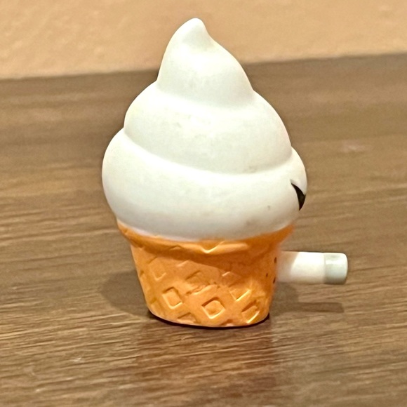 RARE🎉 - KidRobot ice cream cigarette collectible figure - Picture 7 of 11